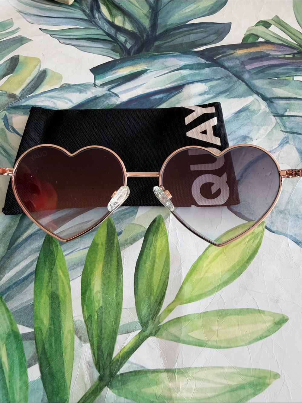 Quay Heartbreaker sunglasses - case included - Picture 3 of 3